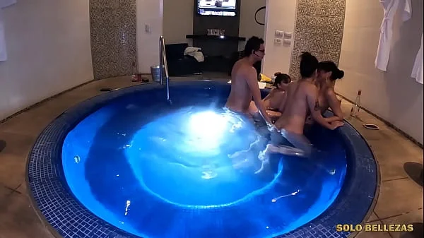 Despues de darles a mis novias su nochebuena termino cogiendo a mi novia en el jacuzzi mientras mis otras novias nos ven.