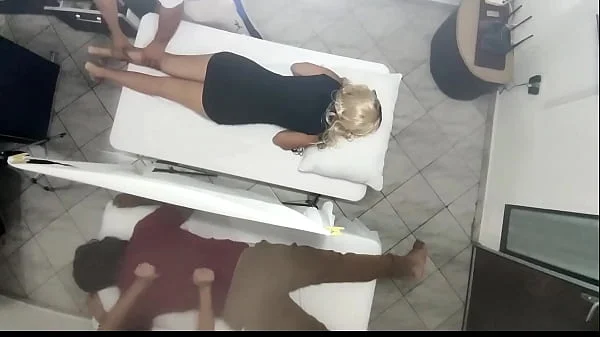 Masaje Erotico en El Cuerpo de la Hermosa Esposa al Lado de su Marido en el Salon de Masajes en Pareja Quedo Grabado Como La Esposa es Manipulada por el Medico y Luego Follada al lado de su Marido NTR