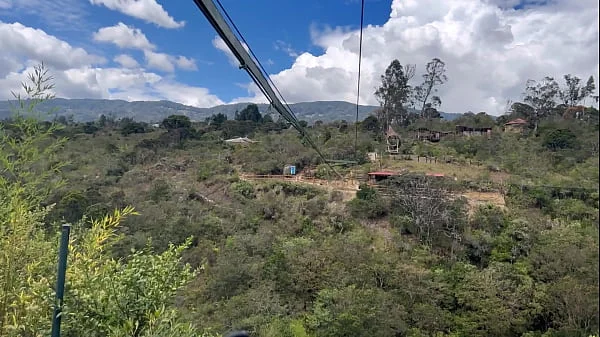 Sexo lésbico al aire libre después de una dosis de adrenalina.