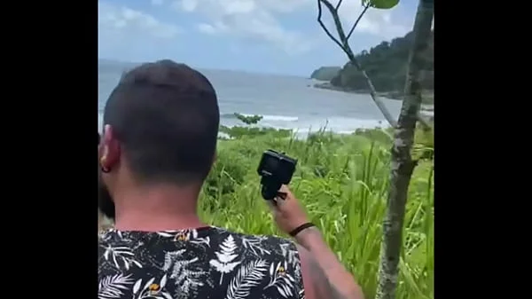 Entramos numa trilha pra fazer uma suruba na praia