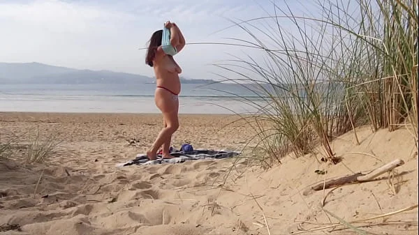 I filmed a curvy MILF changing clothes and doing Exercises on the Beach