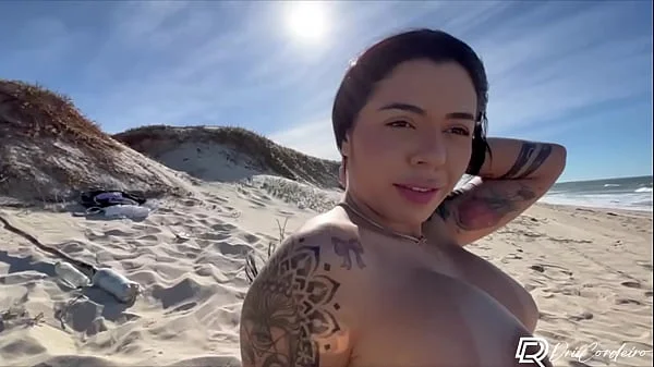 Gostosa safada encontrou fã na praia e fez sexo ao ar livre sem camisinha, vídeo amador!