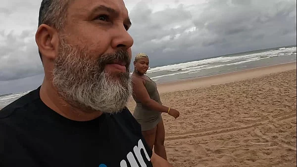 A novinha baiana dando na beira da praia durante o dia