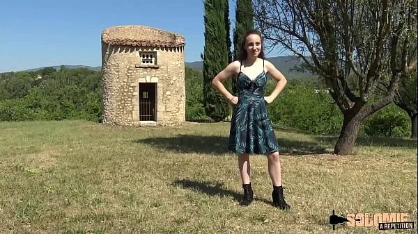 Amandine dévore avec envie trois bonnes bites