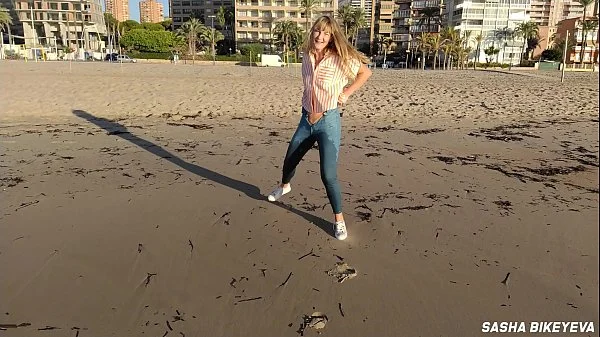 Wet shoot on a public beach with Crazy Model. Risky outdoor masturbation. Foot fetish. Pee in jeans.