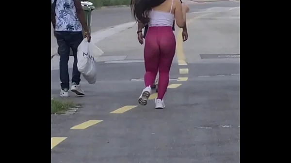 Casada quase nua na rua de calça legging transparente Luana Kazaki