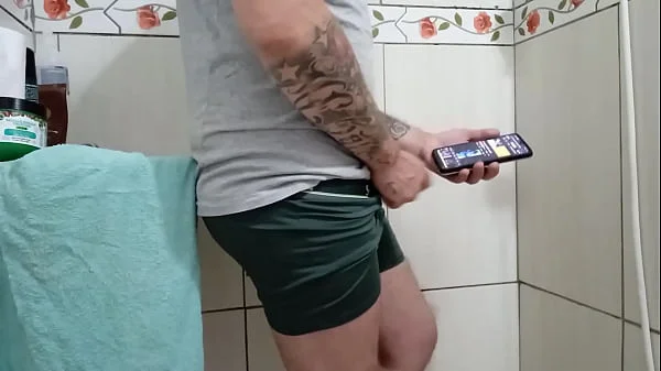 MINHA empregada ME PEGO BATENU PUNHETA E VENDO PORNO NO BANHEIRRO QUIS VER TANBEM SAFADINHA