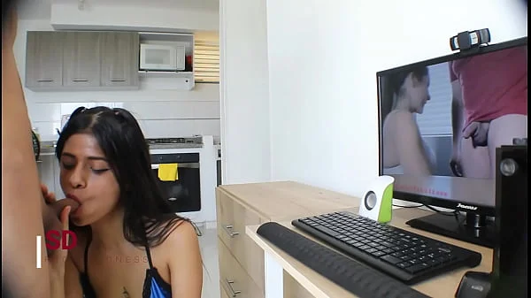 MI HERMANASTRA ME DESCUBRE VIENDO PORNO EN LA PC EN ESPAÑOL