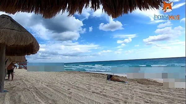 Exhibiendome un poco en la playa, mostrando mi culo en tanga y mis tetas al aire