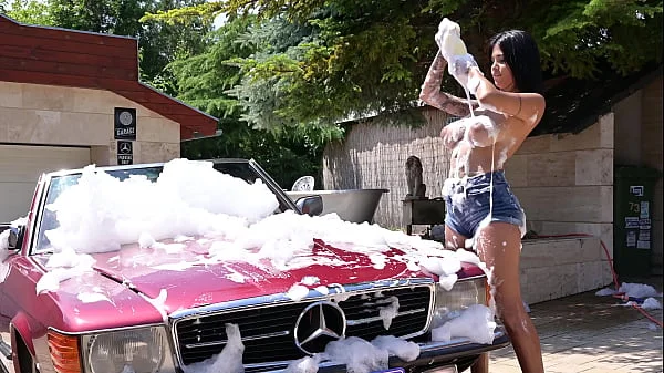 Busty Slut Yorgelis Carrillo Waxes Car Washer’s BBC GP2435