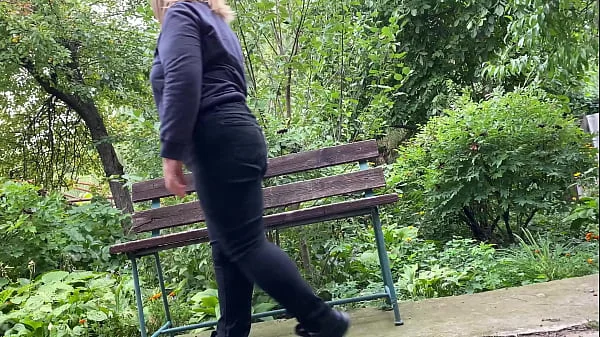 Cum on big ass MILF in jeans in the park